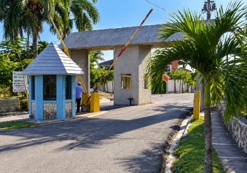 Solar para construcción residencial en urbanización paraíso del caribe