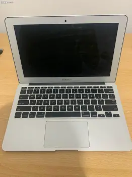 Vendo macbook air modelo a1465 año 2013 para pieza o reparación nego