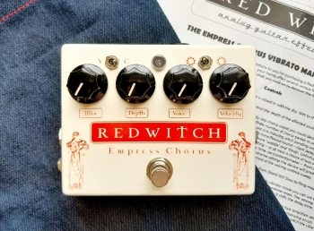 Red witch empress stereo chorus/ vibrato pedal de efectos