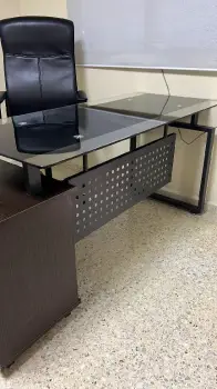 Escritorio tope de cristal