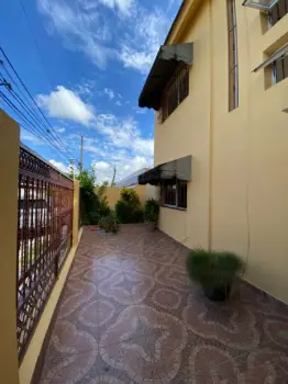 Casa en venta en altos de arroyo hondo iii de 5 hab 5 b 2 p 2 niveles