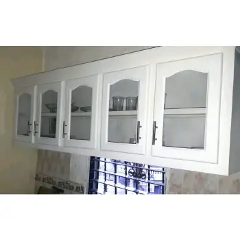 Gabinetes en color blanco en madera de cocina