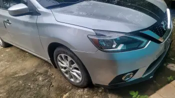 En venta un nissa sentra color plata del 2018