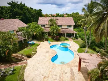 villa de lujo en venta – tu paraíso privado te espera en metro countr