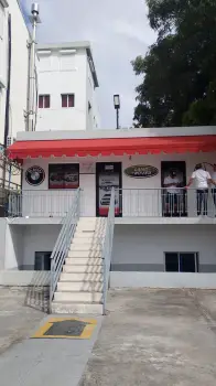 Alquilo local comercial preparado para dealer de vehículo en el ensanc