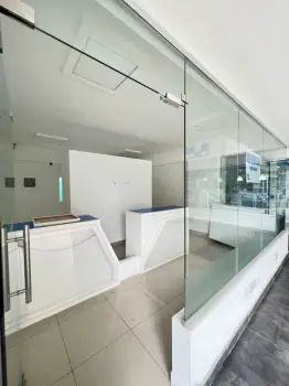 Alquiler de local comercial en plaza primer  nivel  moderna en los pra