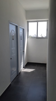 Alquiler de local comercial en plaza moderna en los prados