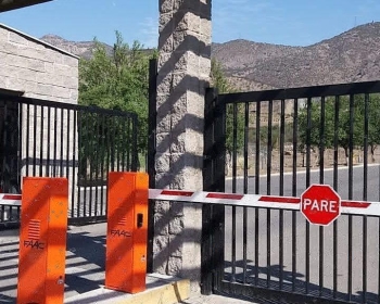 Barrera de paso de seguridad y acceso vehicular