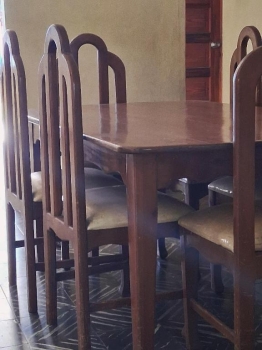 Juego de comedor y vitrina todo en andiroba
