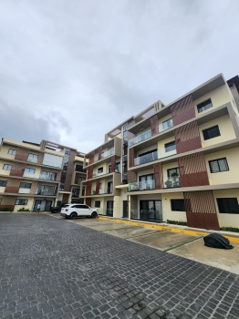 ???? se alquila apartamento en primer nivel con patio en las damas – s
