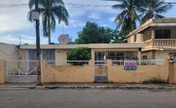 Vendo casa en issfapol sto. dgo. este. proximo a la charles de gaulle.
