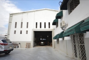 Nave en alquiler con oficinas en villa aura