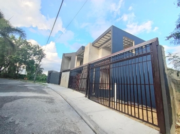 Vendo preciosa casa en arroyo hondo iii próximo a la embajada american