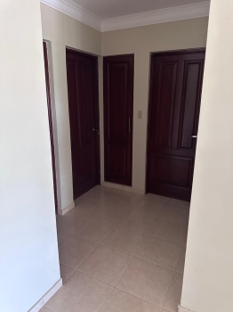 Se alquila apartamento en 4to piso – rd35000 mantenimiento incluido