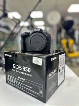 Cámara canon eos r50 con lente 18-45mm en samaná
