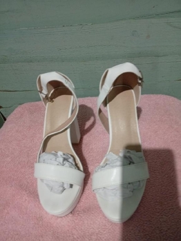 Tacones blanco usado una sola pisada número 36