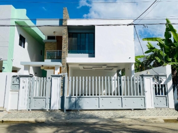 Casa con 3 habitaciones y piscina de venta en urb. palmas del valle!