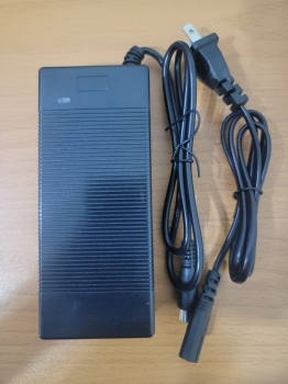 Cargador xm36 42v para patinetas eléctricas carga estable