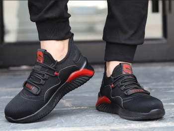 Tenis con punta de acero para trabajos.