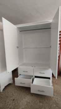 Armario ropero blanco con gavetas