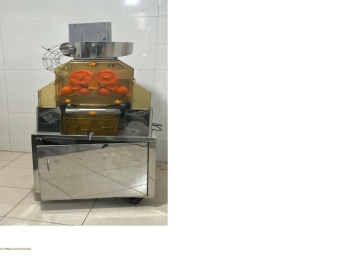 Maquina exprimidora de naranja en la vega