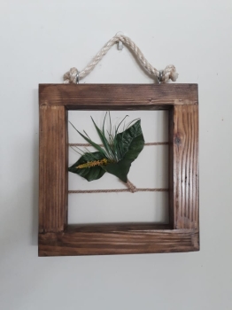 Repisa de madera con adornos