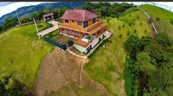 Finca de 13 tareas con casa campestre moderna de madera en villa trina