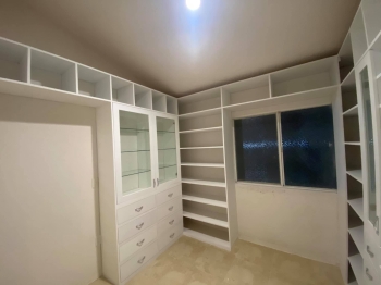 Walkin closet en madera blanco moderno