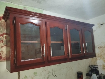 Gabinete de cocina con crital de cocina