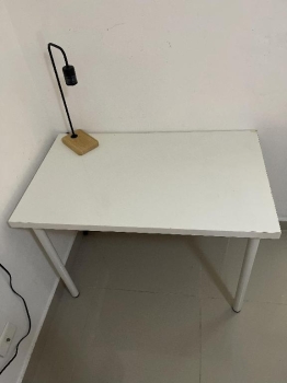 Se vende escritorio blanco para trabajar o estudiar