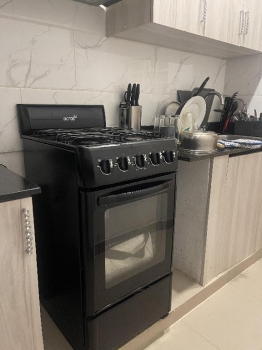 Se vende estufa de 4 hornillas con horno
