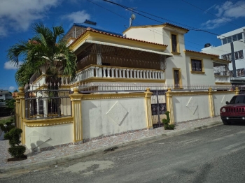 Expectacular casa de 3 niveles
