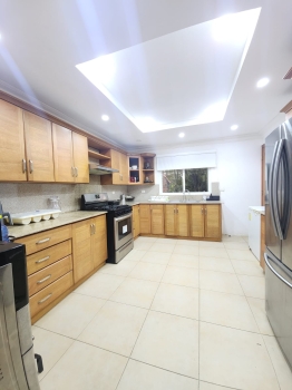Impresionante y amplia villa en metro country de 8 habitaciones