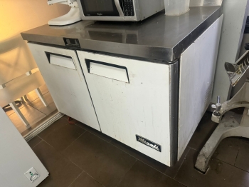 Mesa fra congelador migali de 2 puertas disponible