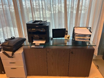 Credenza ejecutiva con tope de cristal - gris oscuro