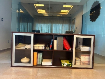 Moderna y elegante credenza para oficina y hogar