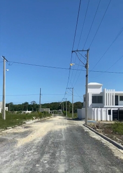 Solar de 135 metros en residencial privado a borde de calle en santo d