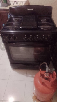 Estufa con horno en muy buenas condiciones 4000 pesos