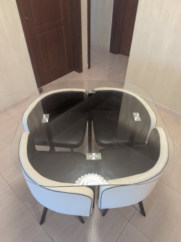 Vendo comedor moderno de vidrio  4 sillas – elegante y compacto