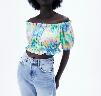 Precioso top floral de colores con hombros al descubierto