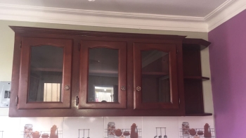 Gabinete de cocina con esquinero color caoba