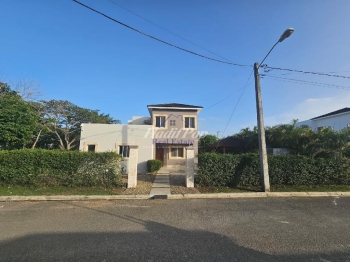 Casa de dos niveles en alquiler
