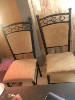 Sillas acolchadas y de hierro