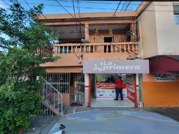 Vendo pequeÑo edificio de 2 niveles posee 3 apartamentos y un local. s