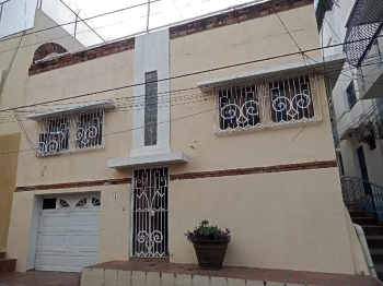 Casa en alquiler de 261 m2 y tres habitaciones en zona colonial