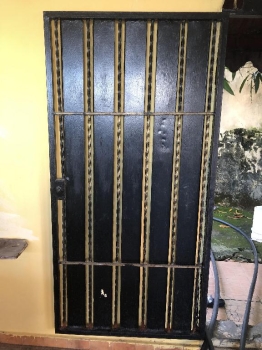 Vendo varios hierros y una puerta de hierros