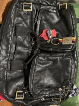 Vendo bulto de mano y mochila en piel negro como nuevo