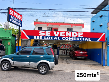 Edificio con amplio  local comercial y 4 apartamentos