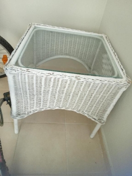 Mesa de mimbre con tope de vidrio