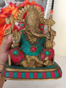 Estatua de ganesha con piedras preciosas de colores en acabado antiguo